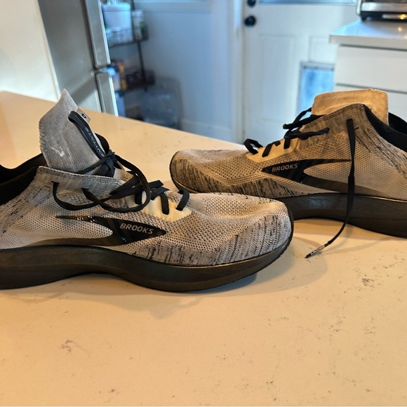 Men Brooks running levitate 4 Beige and Black Athletic Shoes - Picture 7 of 7